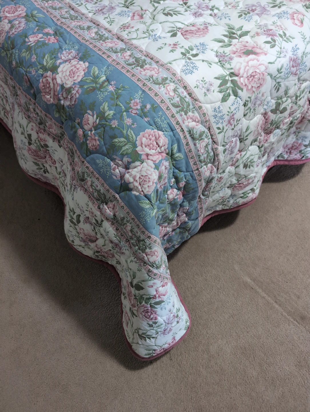 Reversible Floral Quilt Bedspread - photo 3