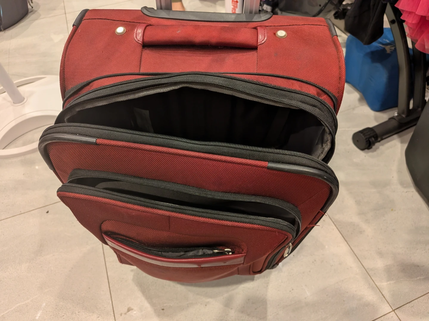 Samsonite 22" carry on  Red Rolling Suitcase - photo 3
