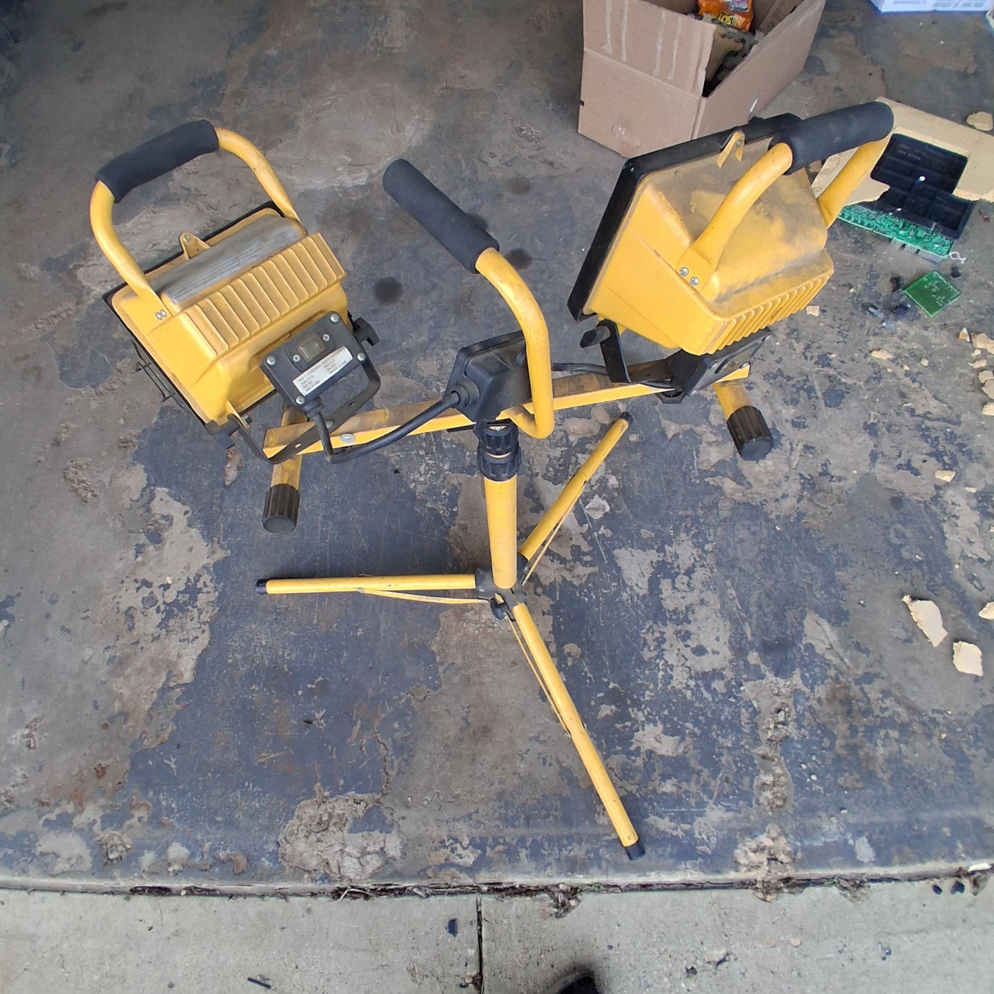 Yellow Twin Head Work Light with Tripod Stand - photo 3