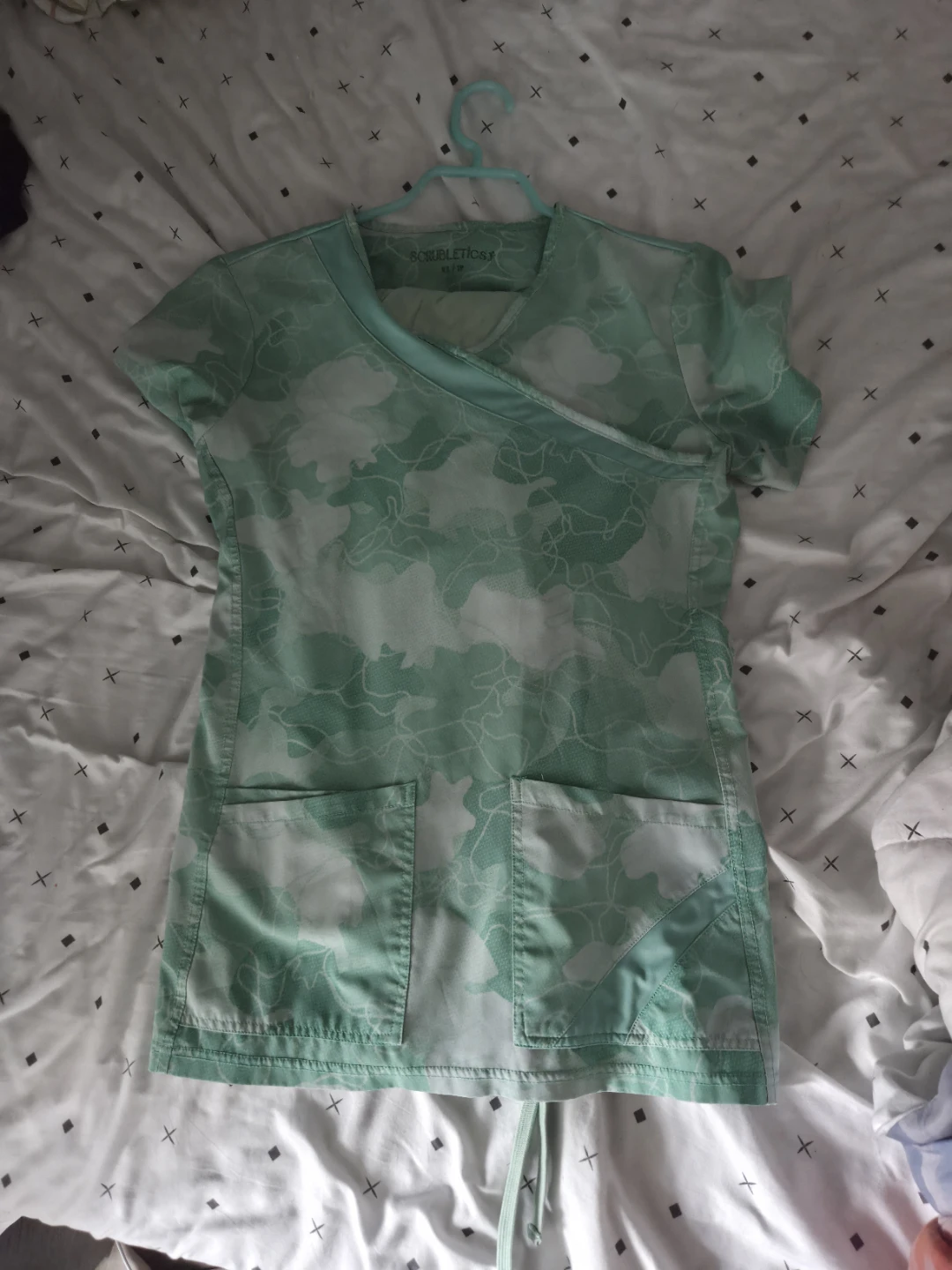 Scrubletics Women's Scrub Top - Mint Cloud Pattern