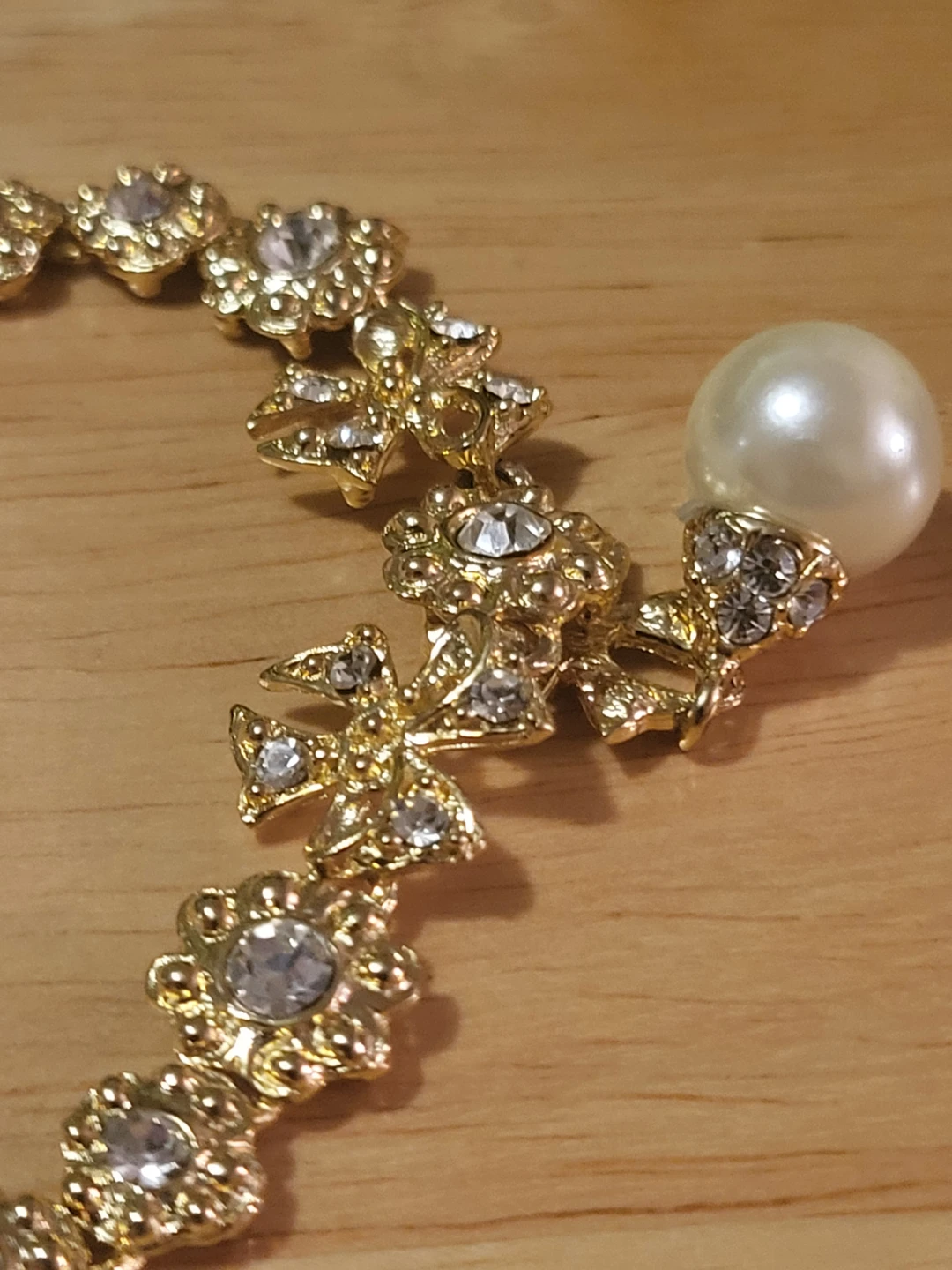 Gold-tone bracelet with faux pearls and rhinestones - photo 3