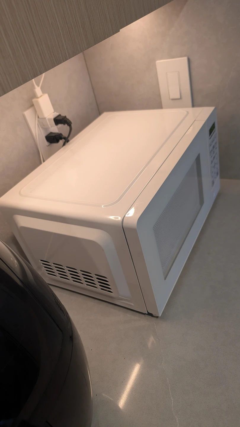 Hamilton Beach 0.7 Cu. ft. 700W Compact Countertop Microwave - photo 3