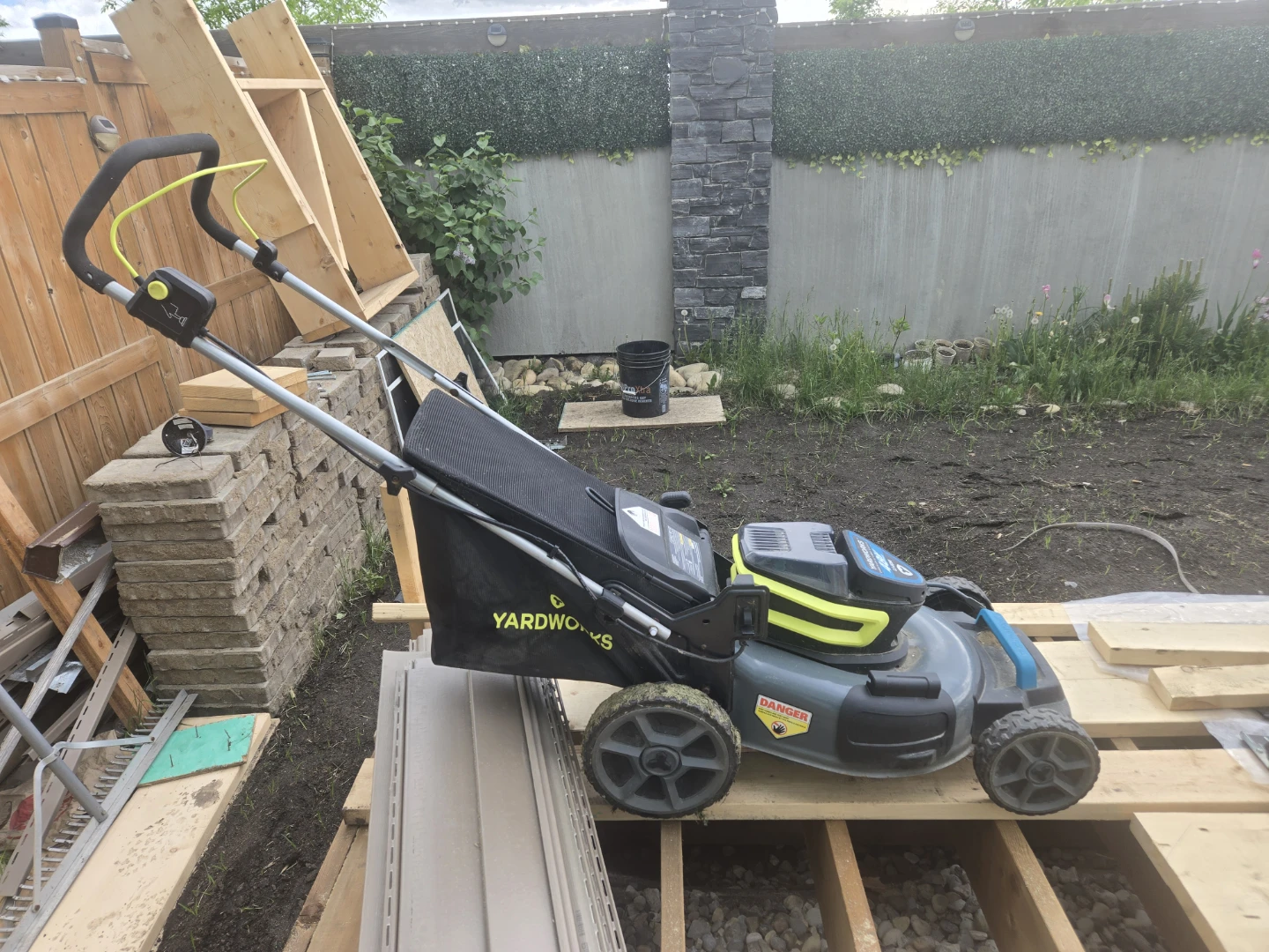 Yardworks 40V Lithium-Ion lawn Mower