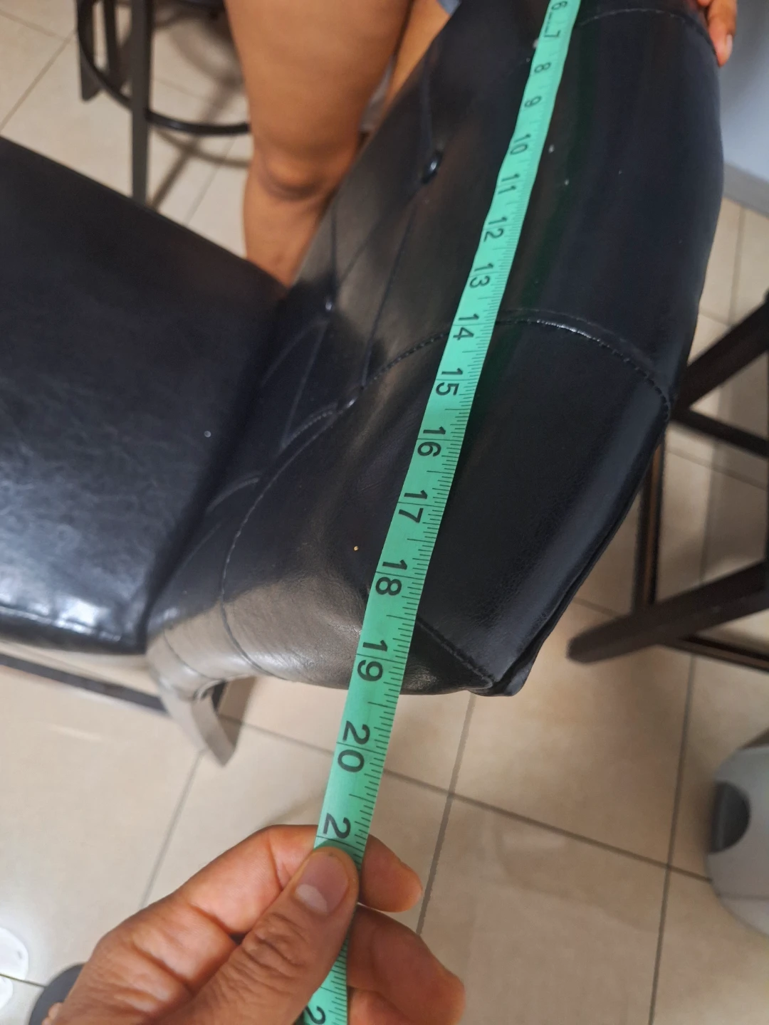 4 sillas de piel sintética negra - photo 3