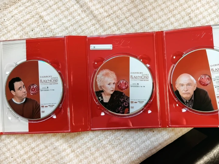 Everybody Loves Raymond: The Complete First Season DVD Set - photo 3