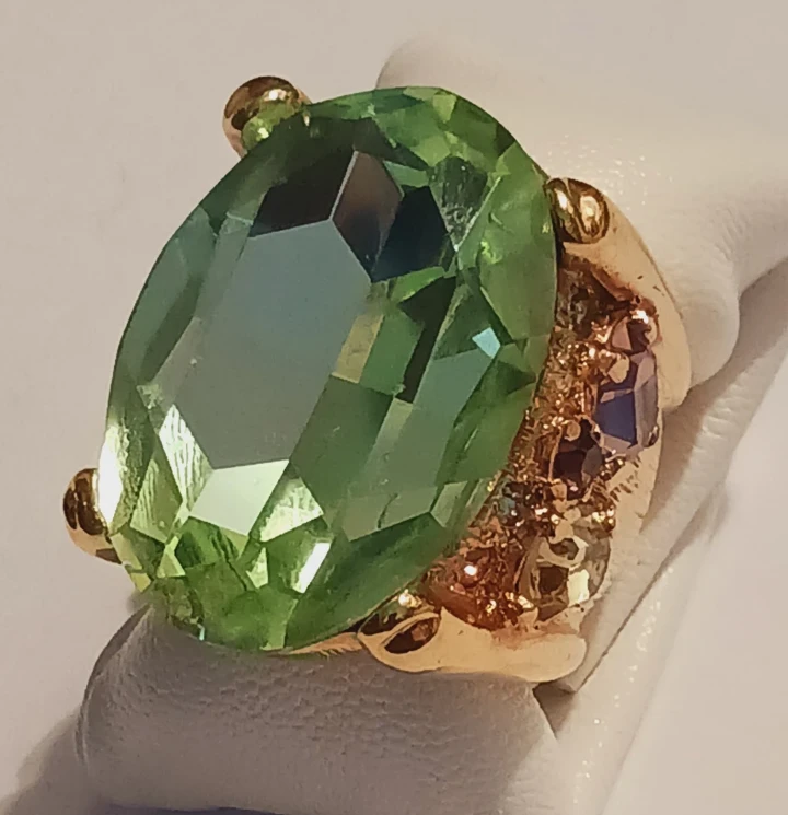Massive Oversized Green Gemstone Ring Gold Tone.  7.5/8 - photo 3