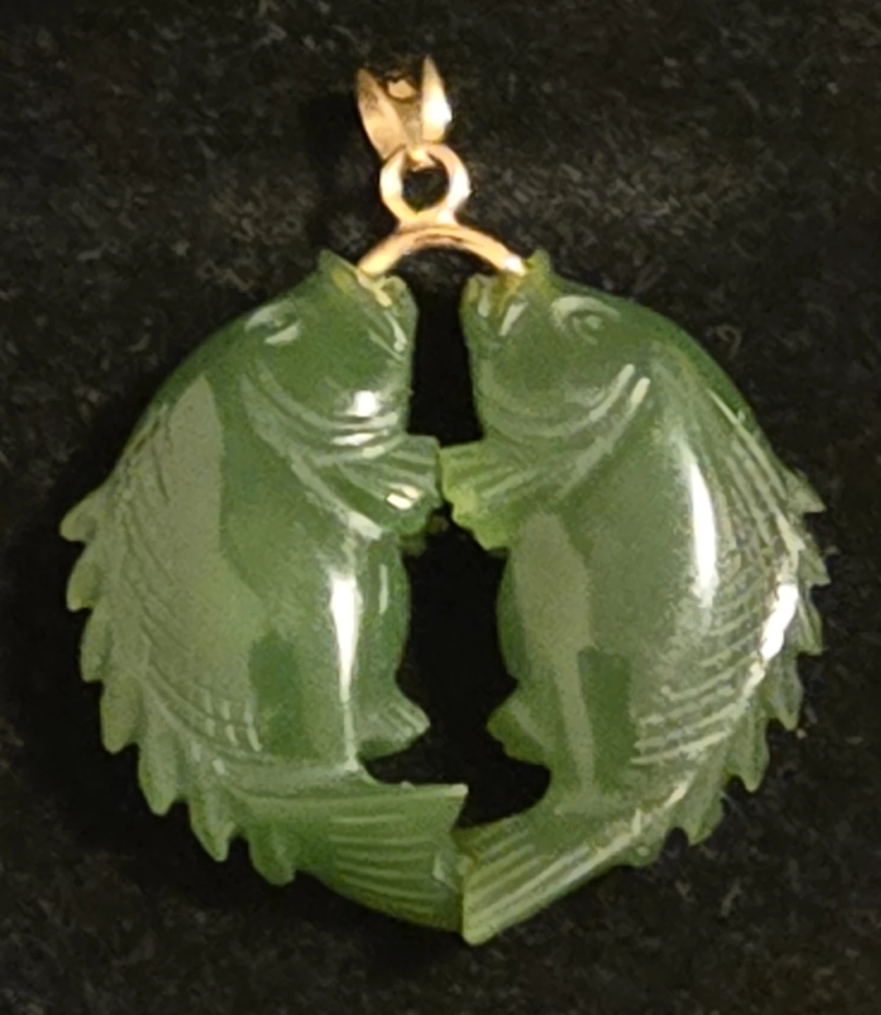 Vintage 18k Gold & Hand Carved Jade Double Koi Pendant - photo 3