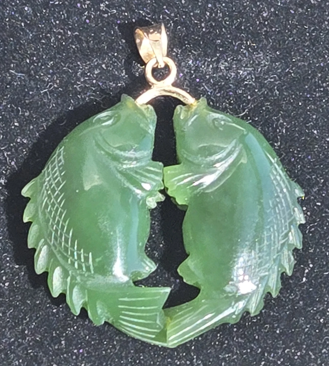 Vintage 18k Gold & Hand Carved Jade Double Koi Pendant - photo 4
