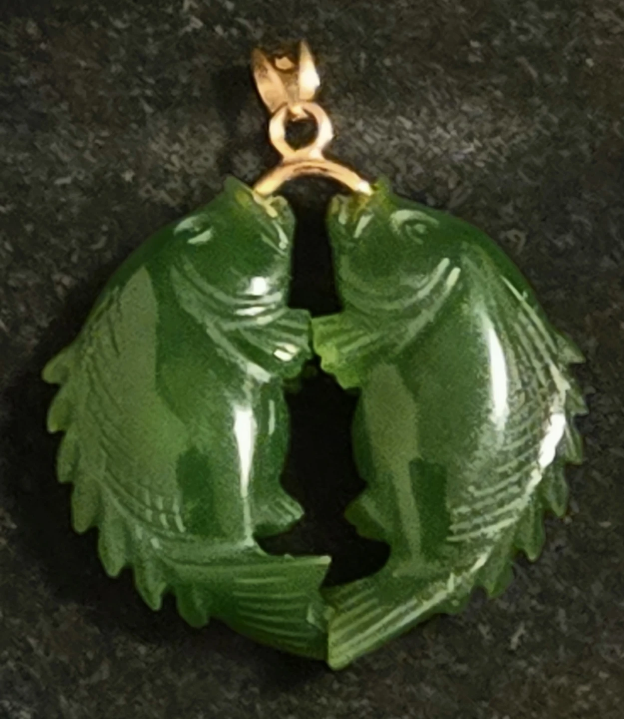 Vintage 18k Gold & Hand Carved Jade Double Koi Pendant - photo 5