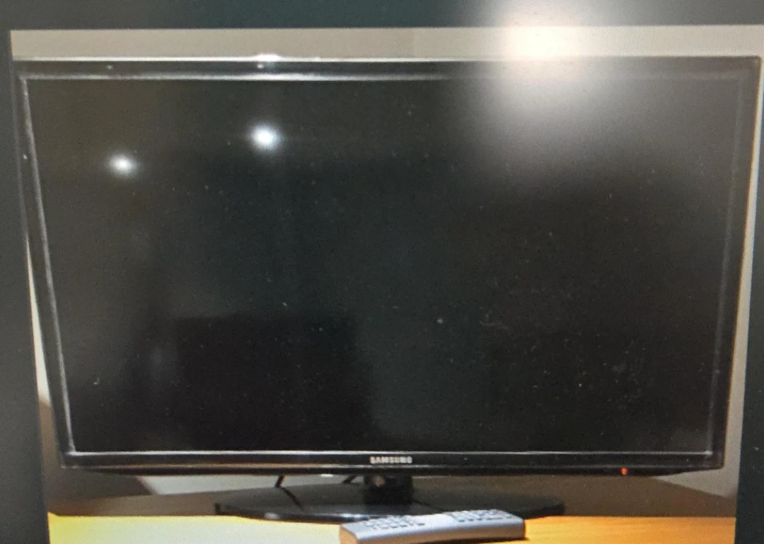 Small samsung tv with remote