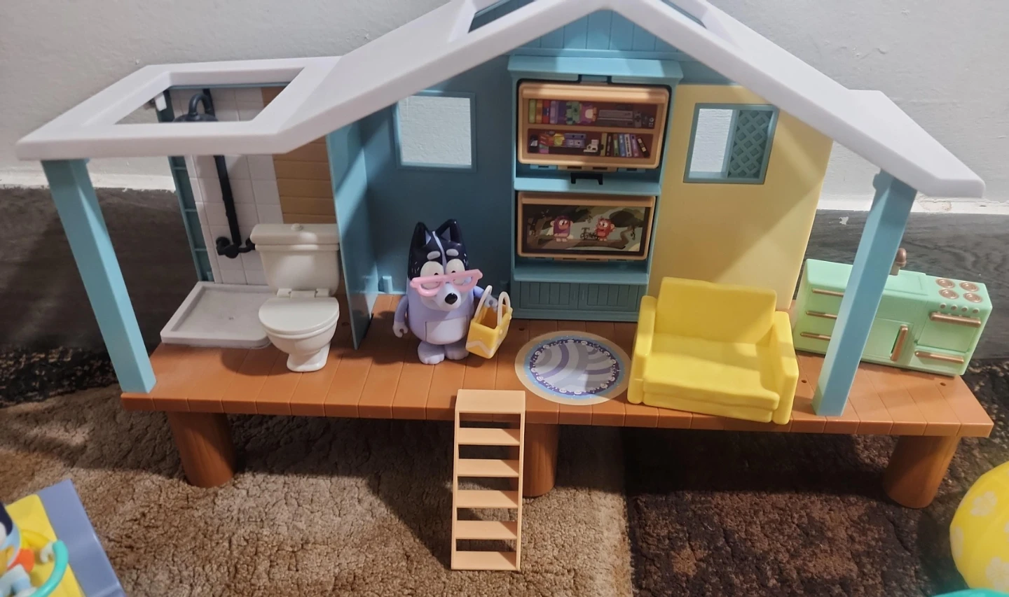 Bluey Family House Playset with Vehicles and Figures - photo 2