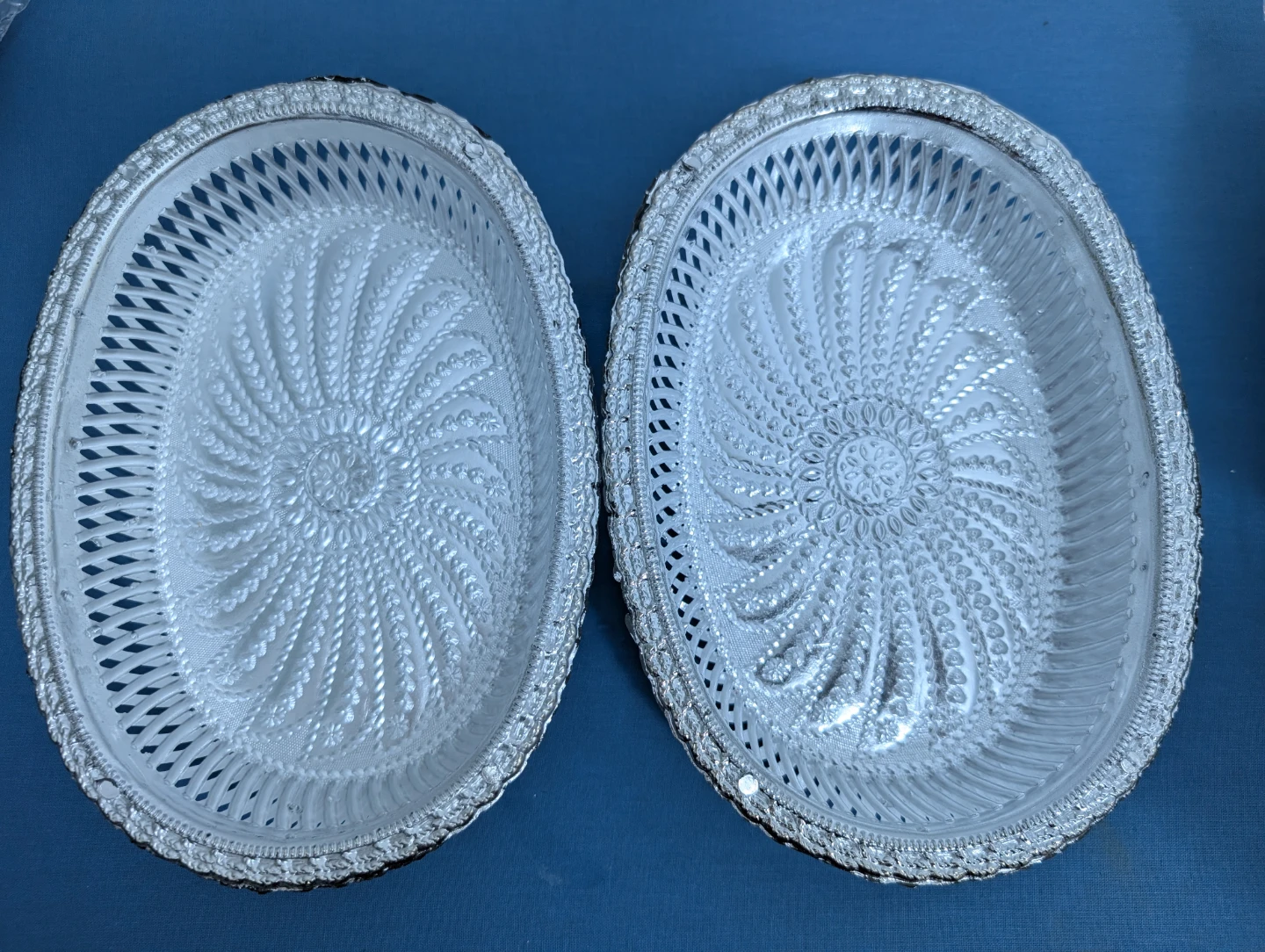 Set of 2 Silver Oval Serving Trays