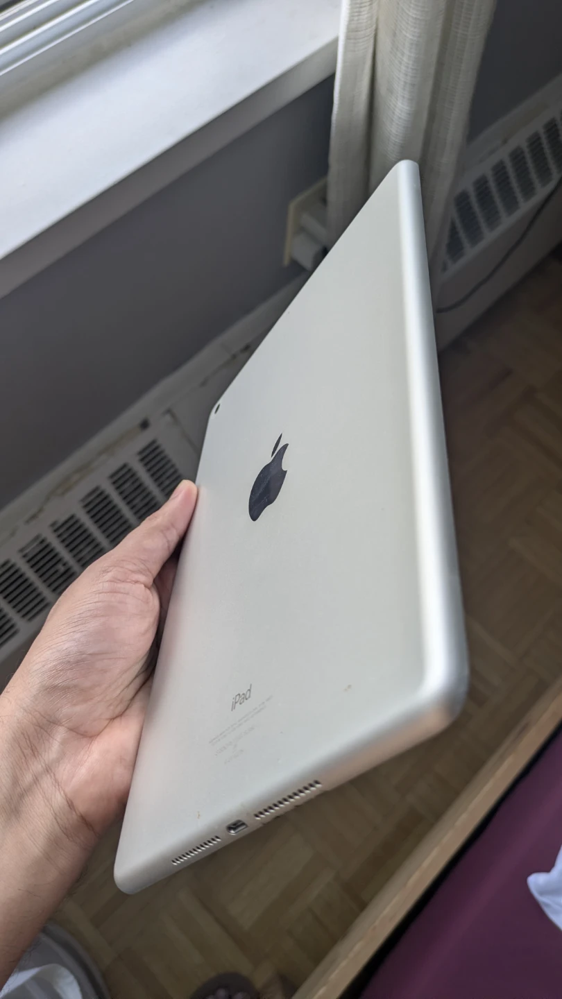 Apple iPad (5th Gen) 32GB Silver - photo 2