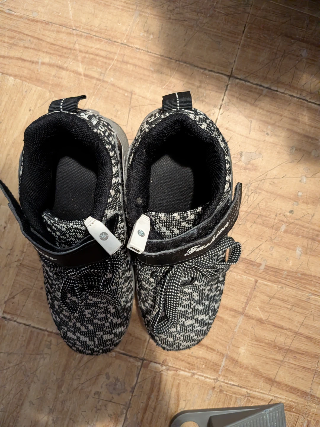Kids' Wheeled Sneakers - Size 32 - photo 2