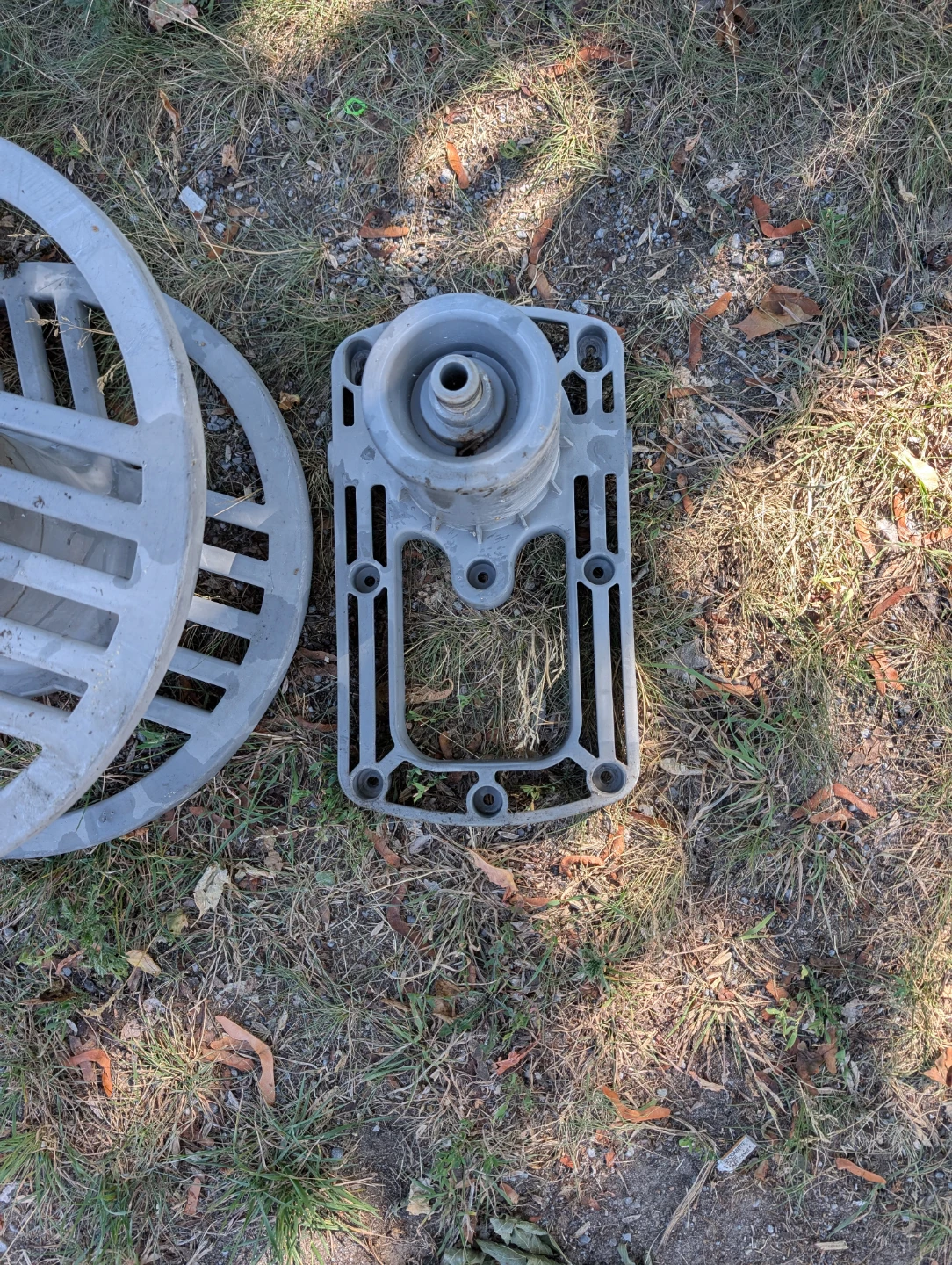 Retractable Garden Hose Reel with Enclosure - photo 3