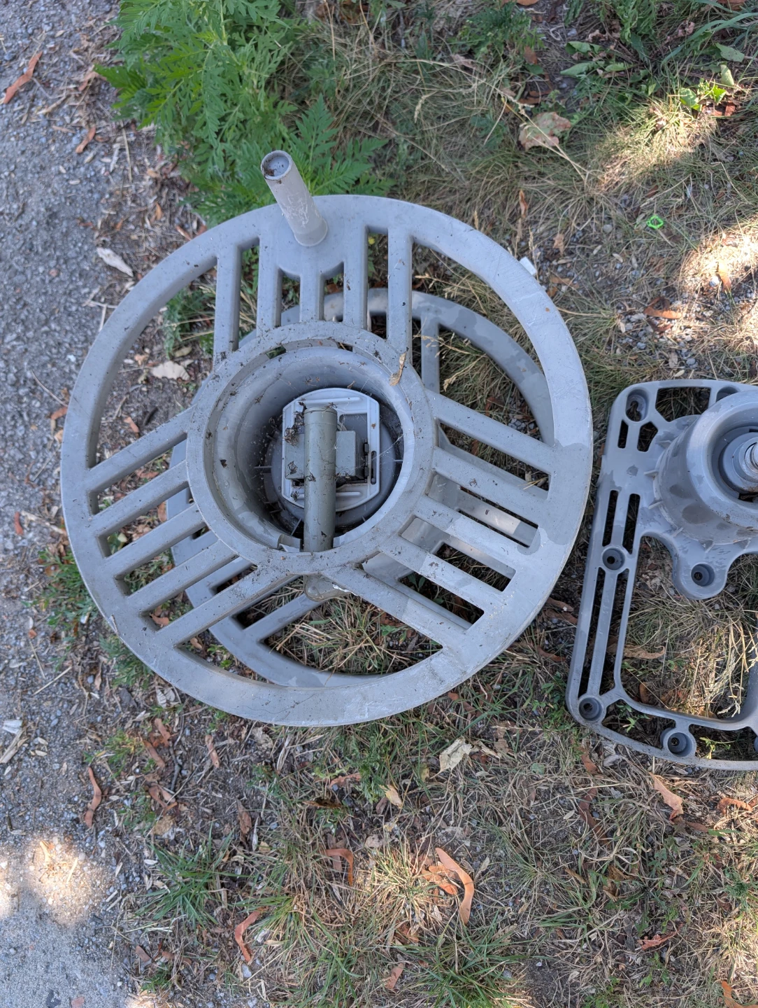 Retractable Garden Hose Reel with Enclosure - photo 4