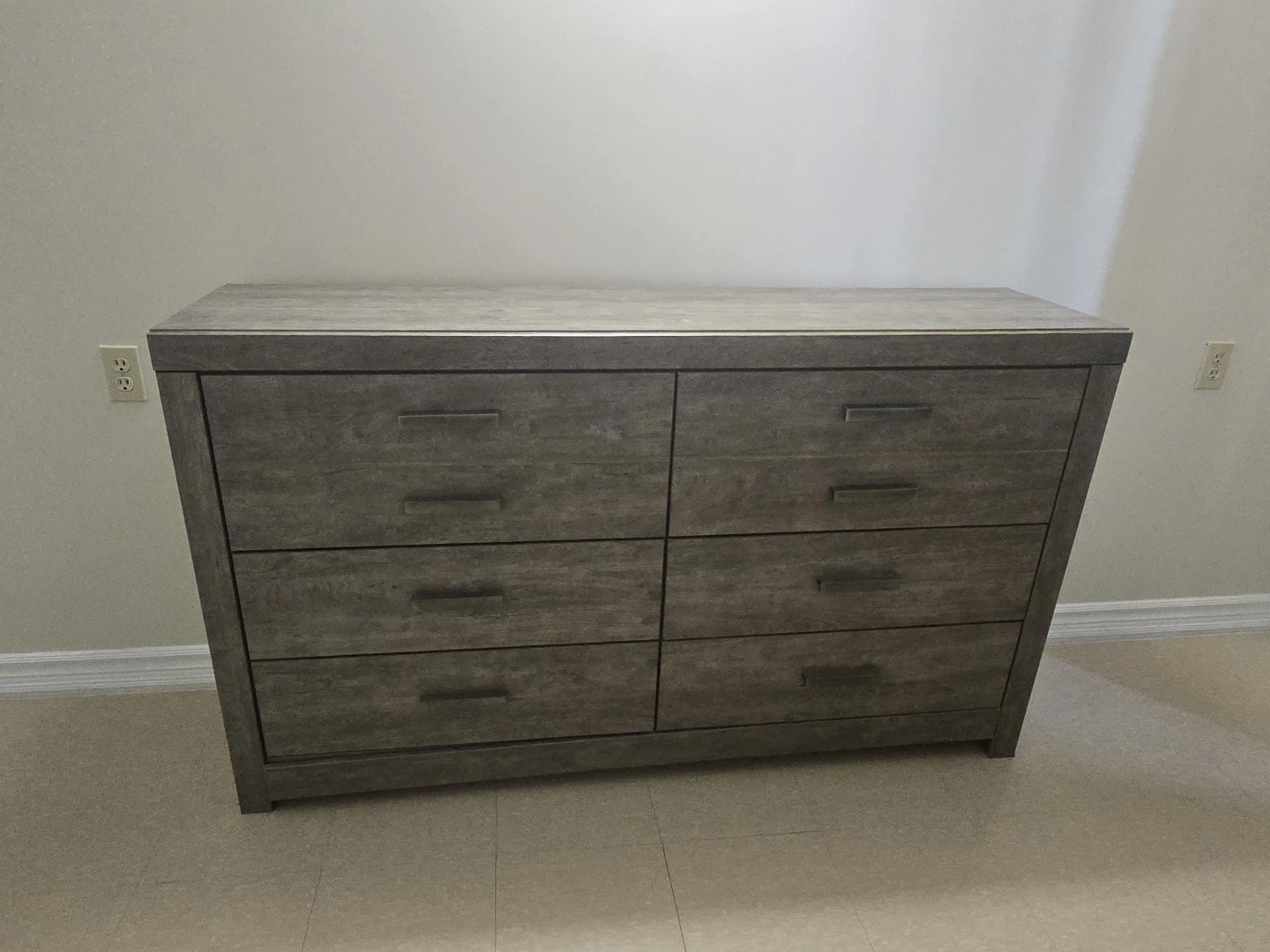Culverbach dresser with 6 drawers