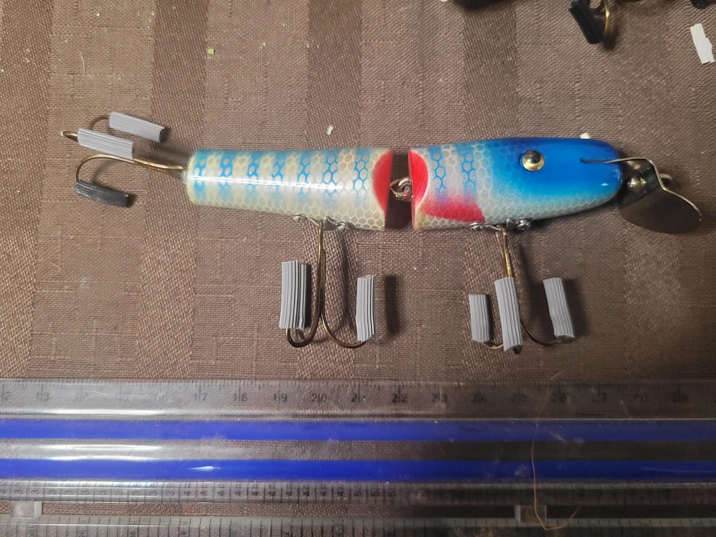 Lot 2 Vintage Lucky Strike Wooden Fishing Lures - photo 4