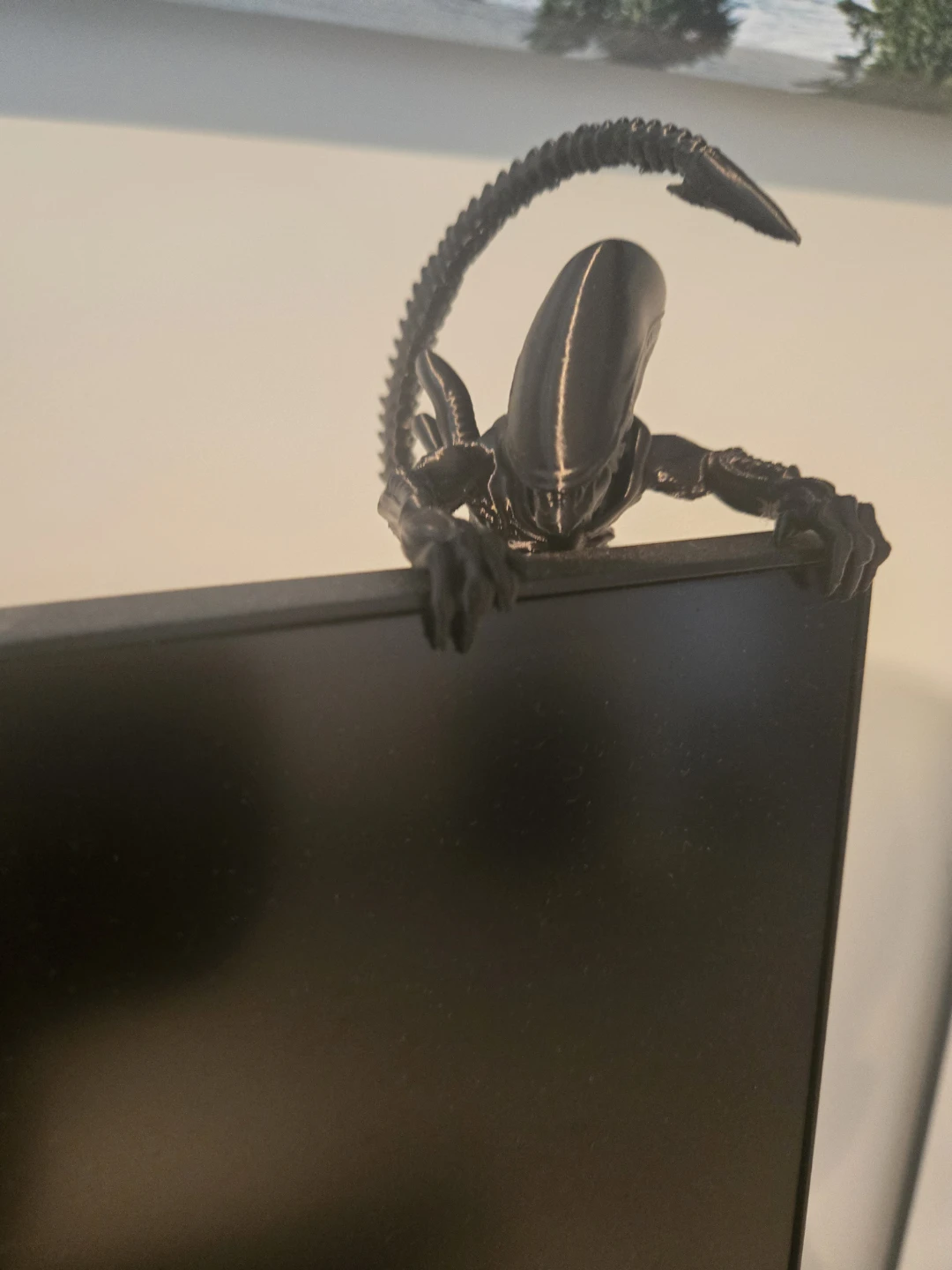 Xenomorph Alien monitor hanger