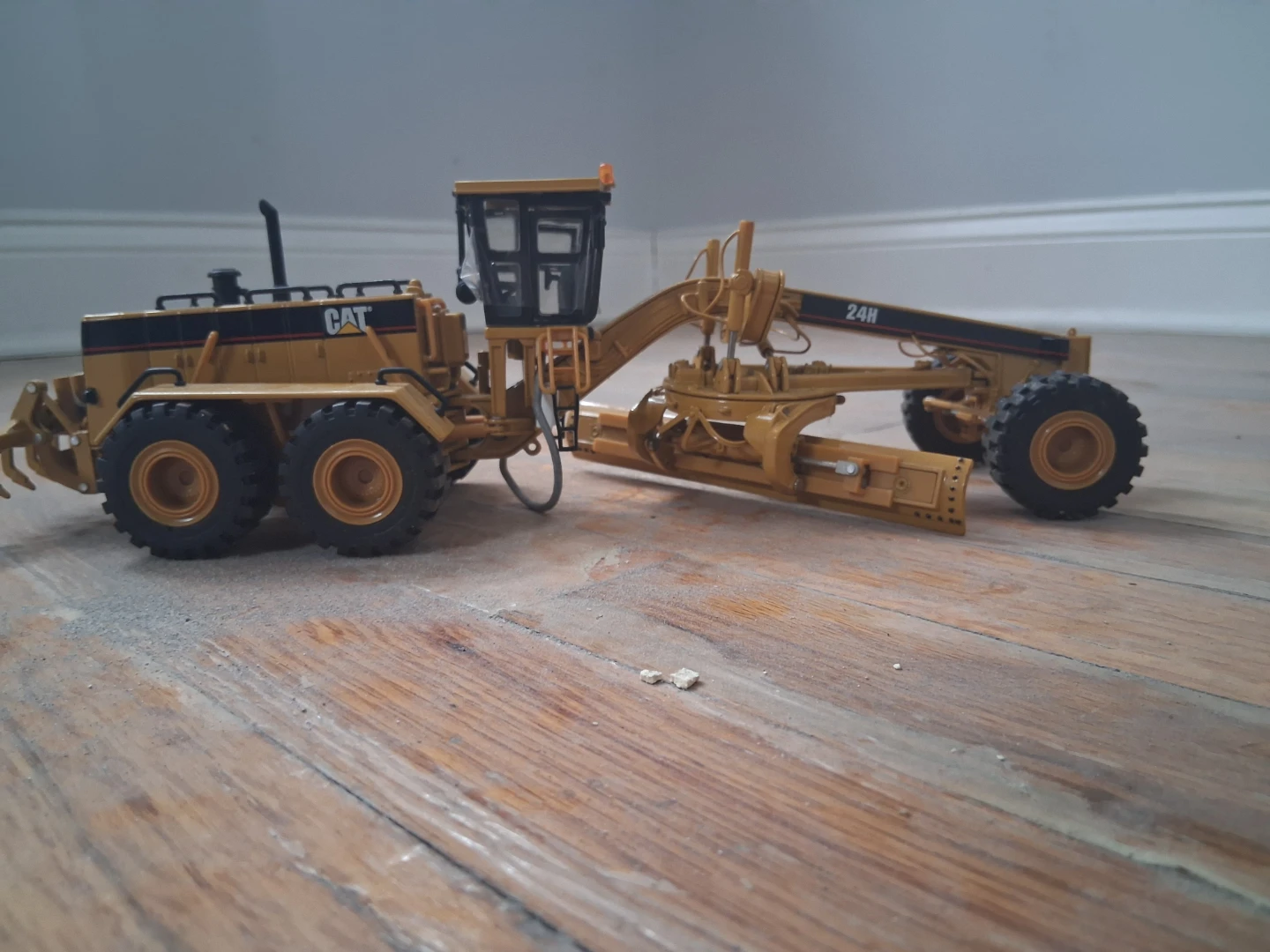 CAT 825H Soil Compactor Toy - photo 4