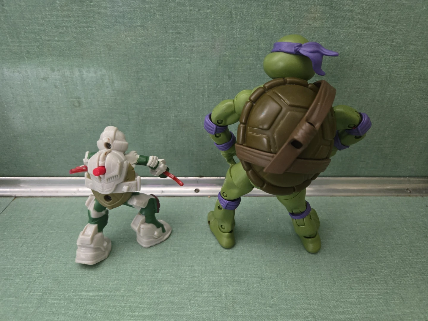 Two (2) Teenage Mutant Ninja Turtles Figures - photo 2