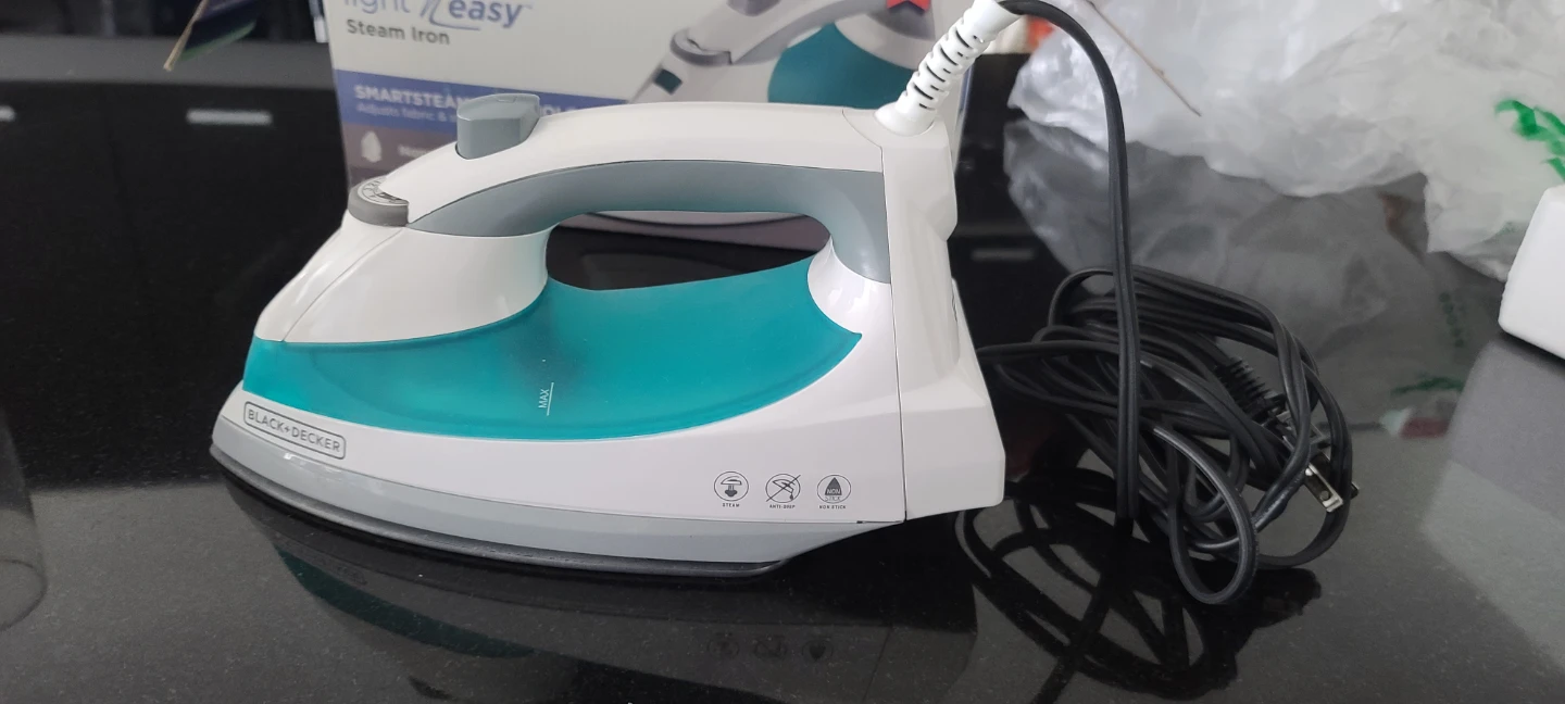 BLACK+DECKER Light 'n Easy Steam Iron - photo 2
