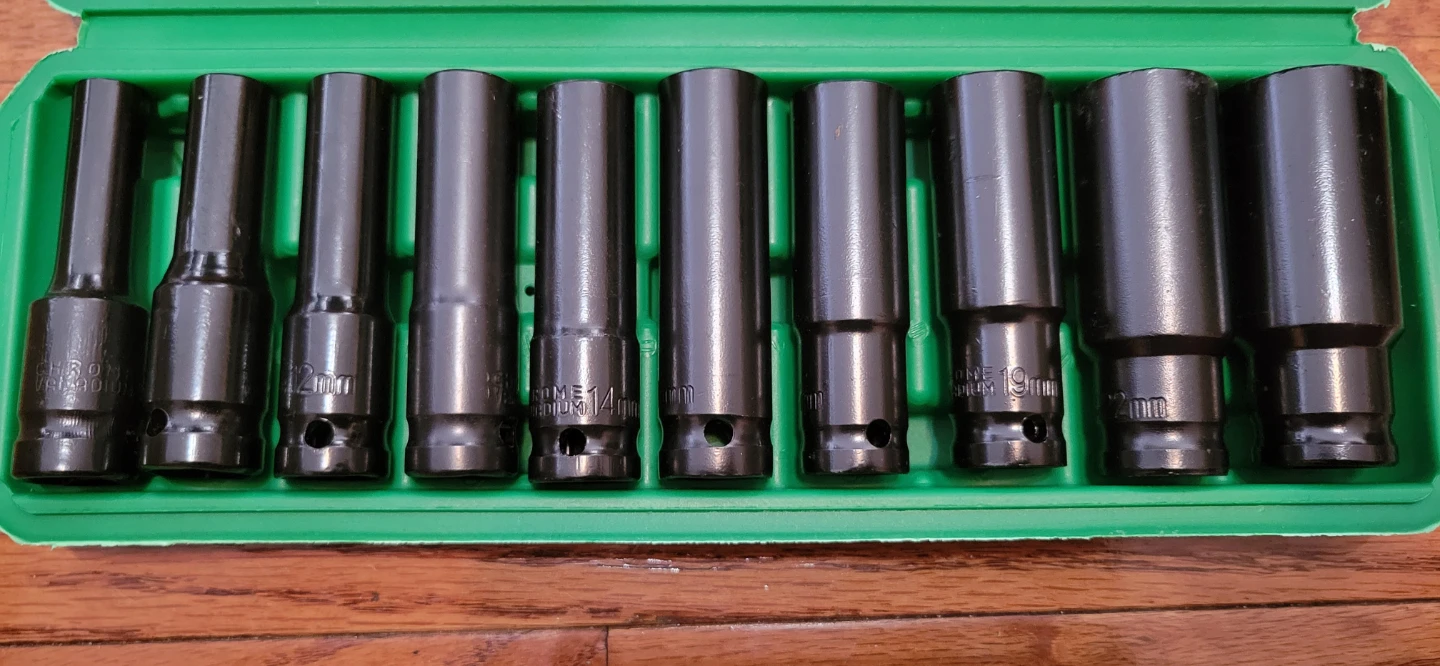 NEW Impact Wrench with 2 Batteries 4.0Ah and 10 Metric Sockets - photo 2