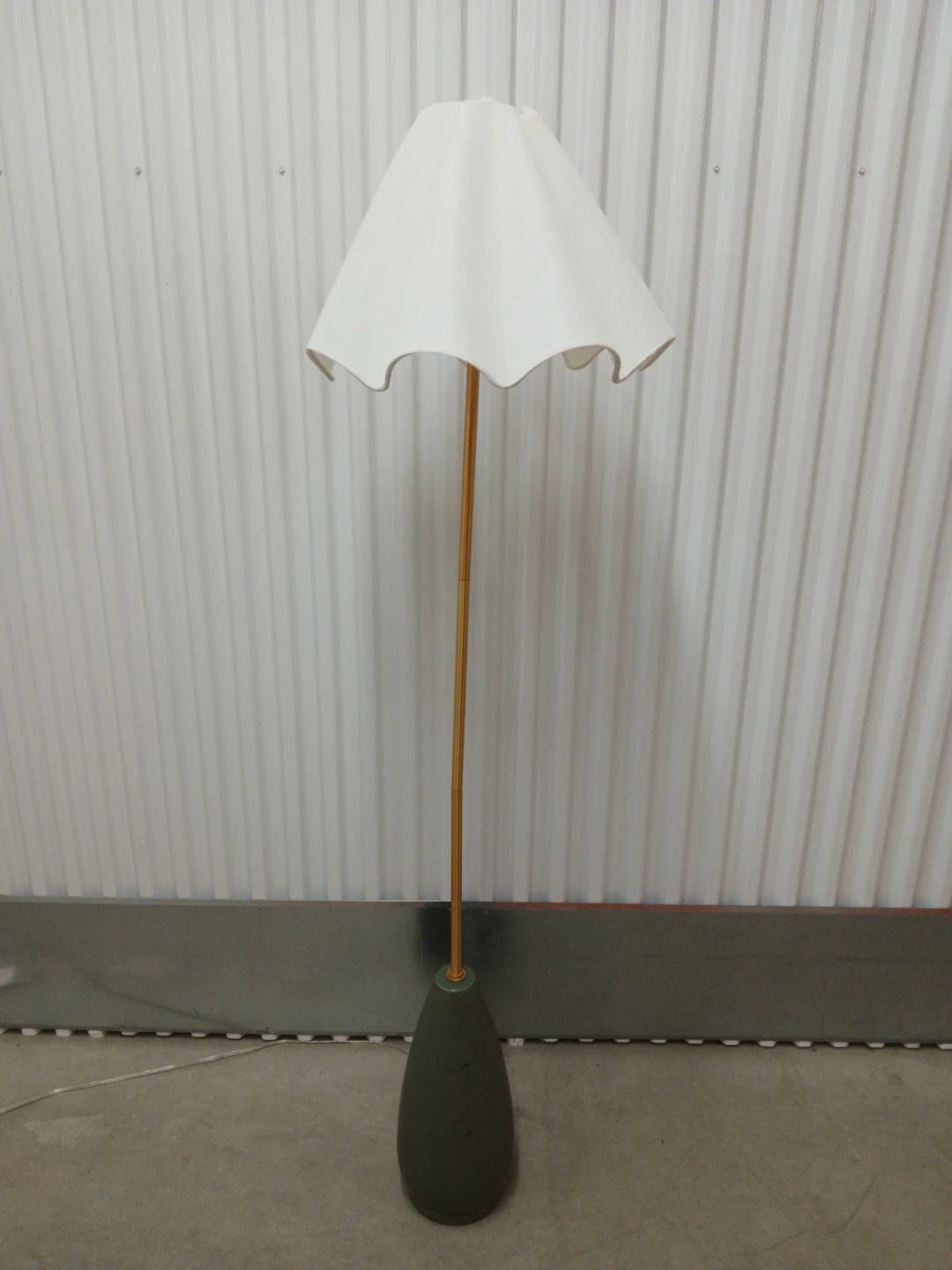 White Scalloped Shade Floor Lamp 5ft - photo 5