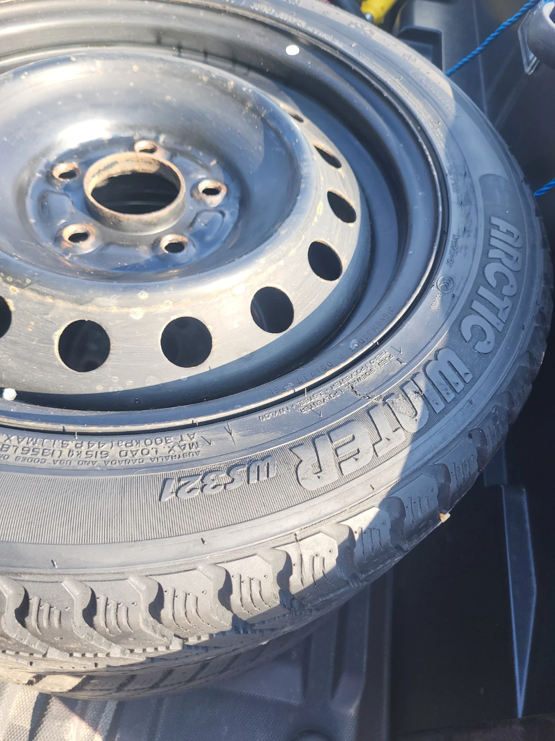Set of four winter tires and rims. Tire size is 205/55R16 - photo 4
