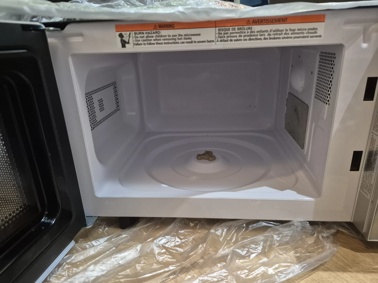 Hamilton Beach 0.7 cu. ft. Microwave Oven - photo 2
