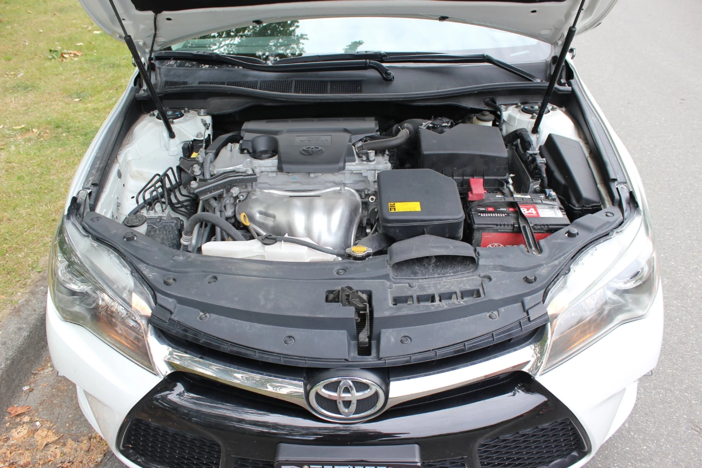 2015 White Toyota Camry SE - photo 3