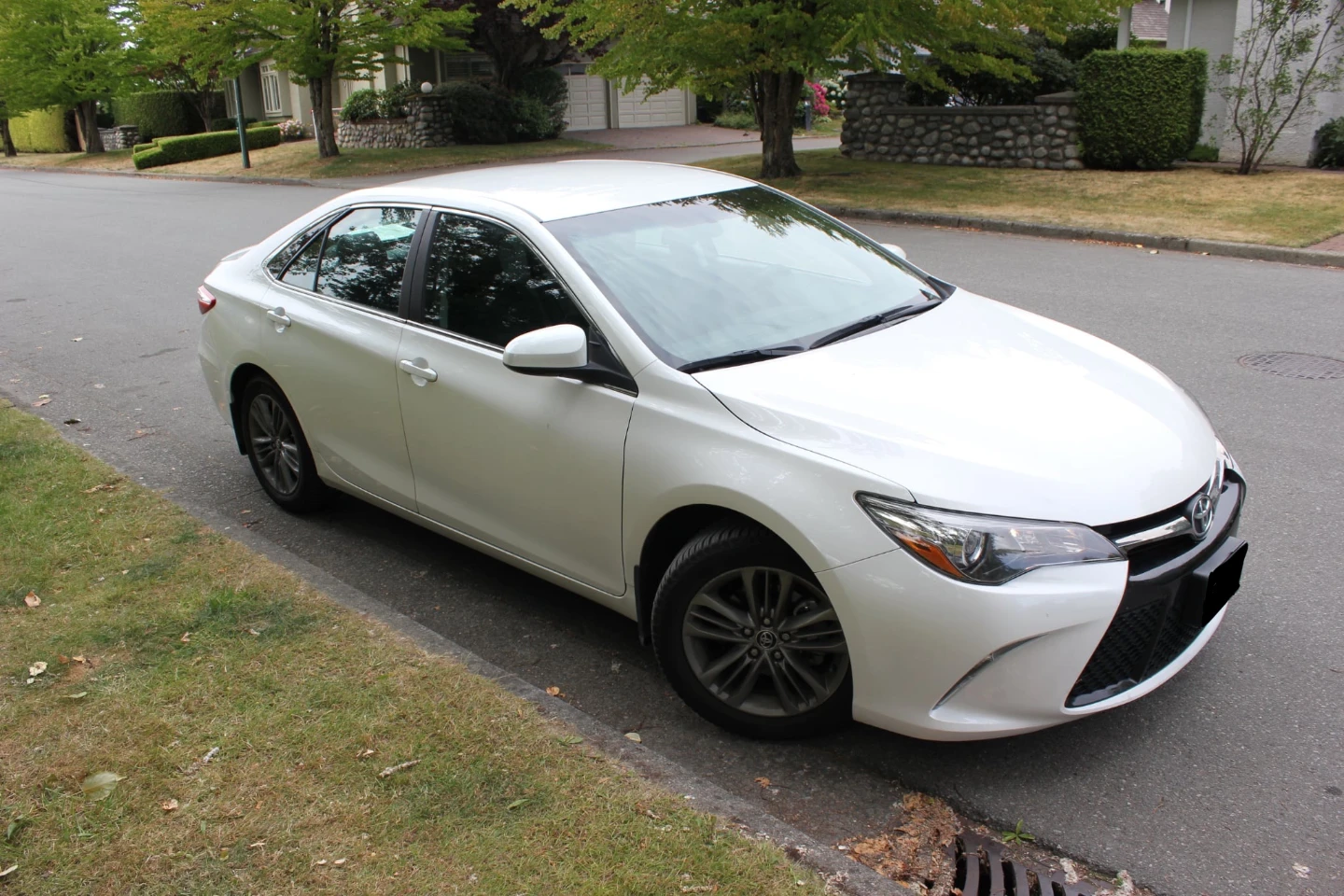 2015 White Toyota Camry SE - photo 4