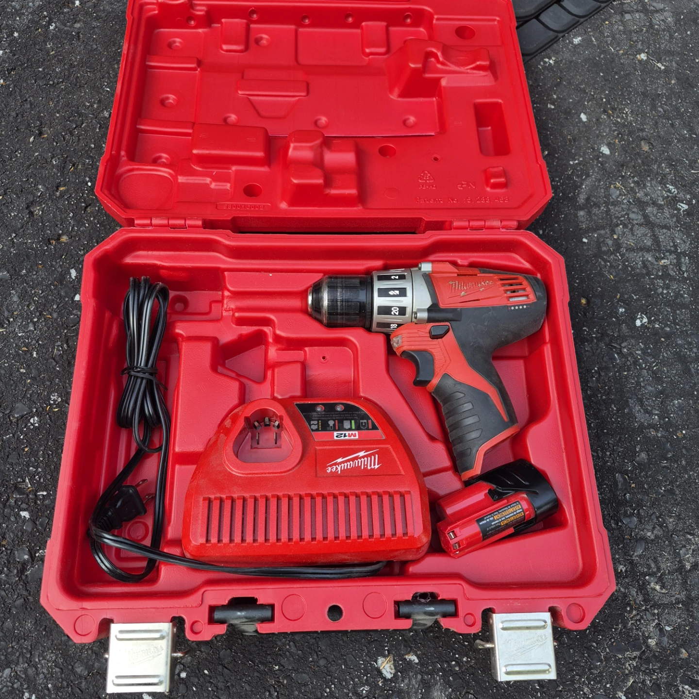 Milwaukee M12 Cordless Drill/Driver Kit with Charger and Battery
