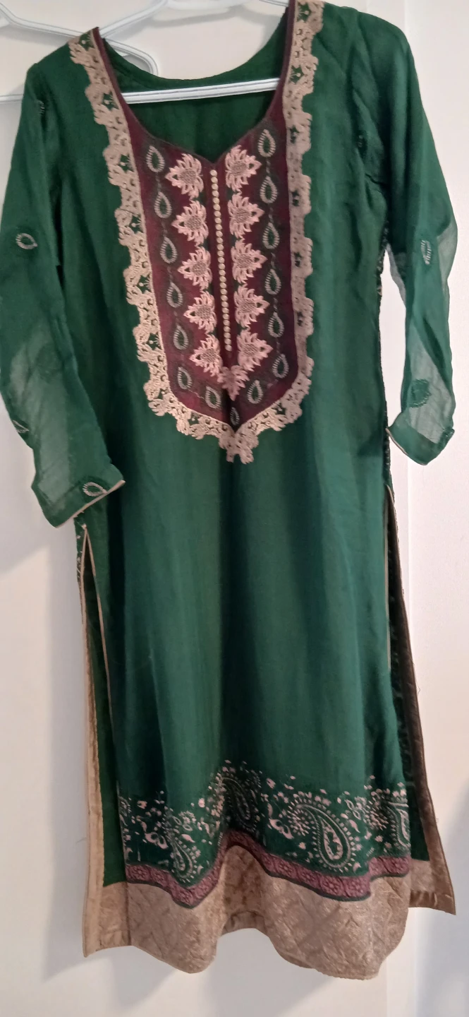 Green Paisley 3 piece chiffon dress in medium size,brand new