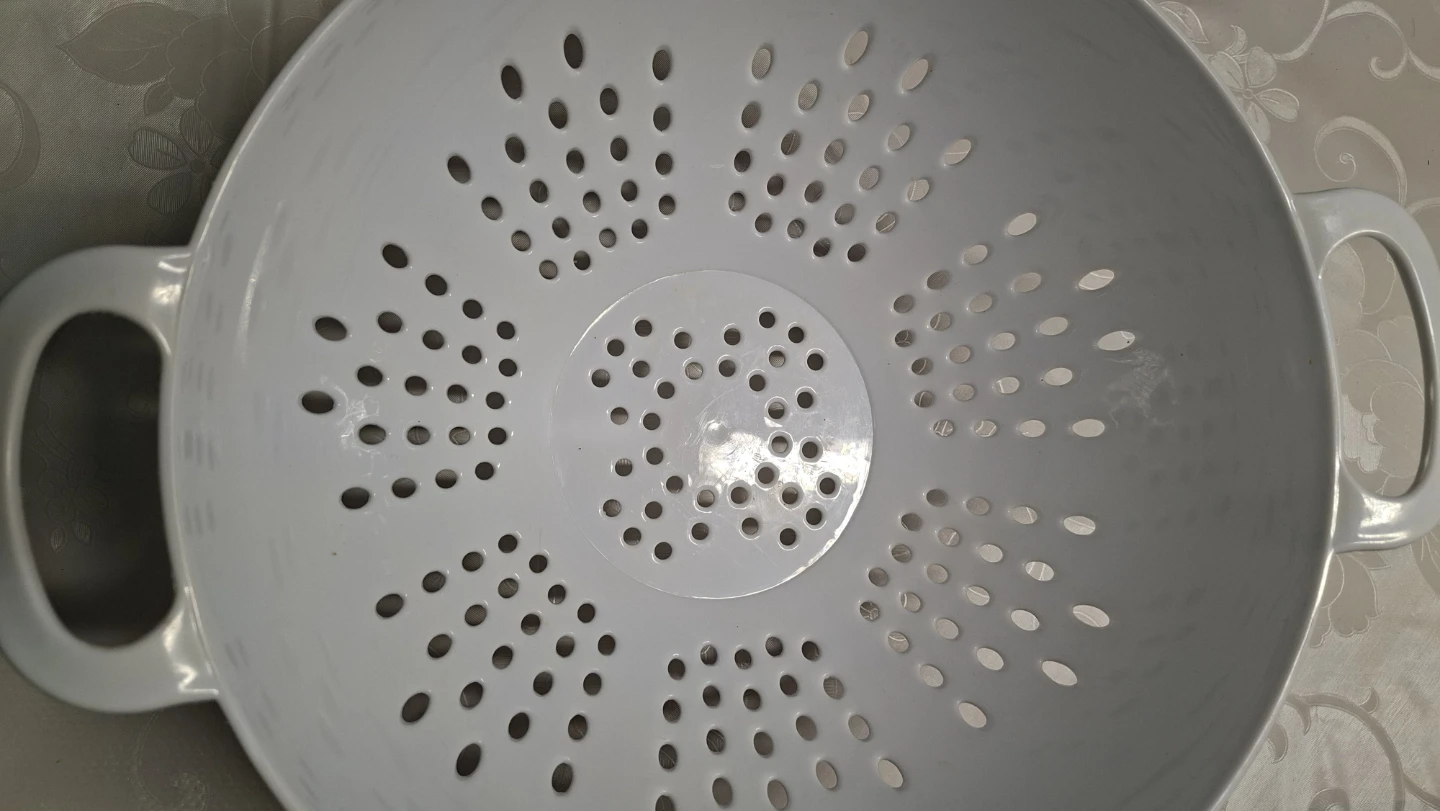 White Plastic Colander - photo 2