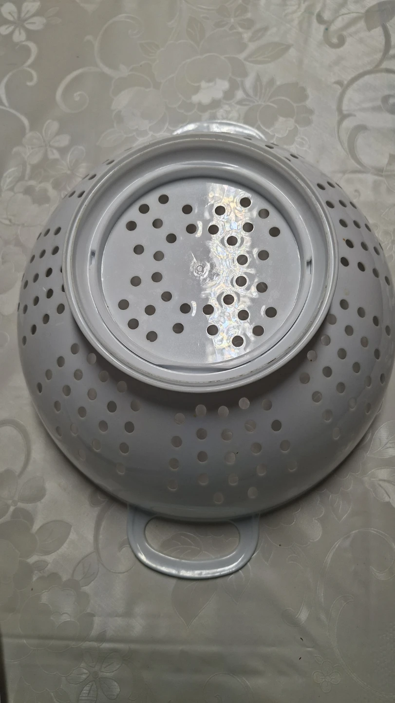 White Plastic Colander - photo 3