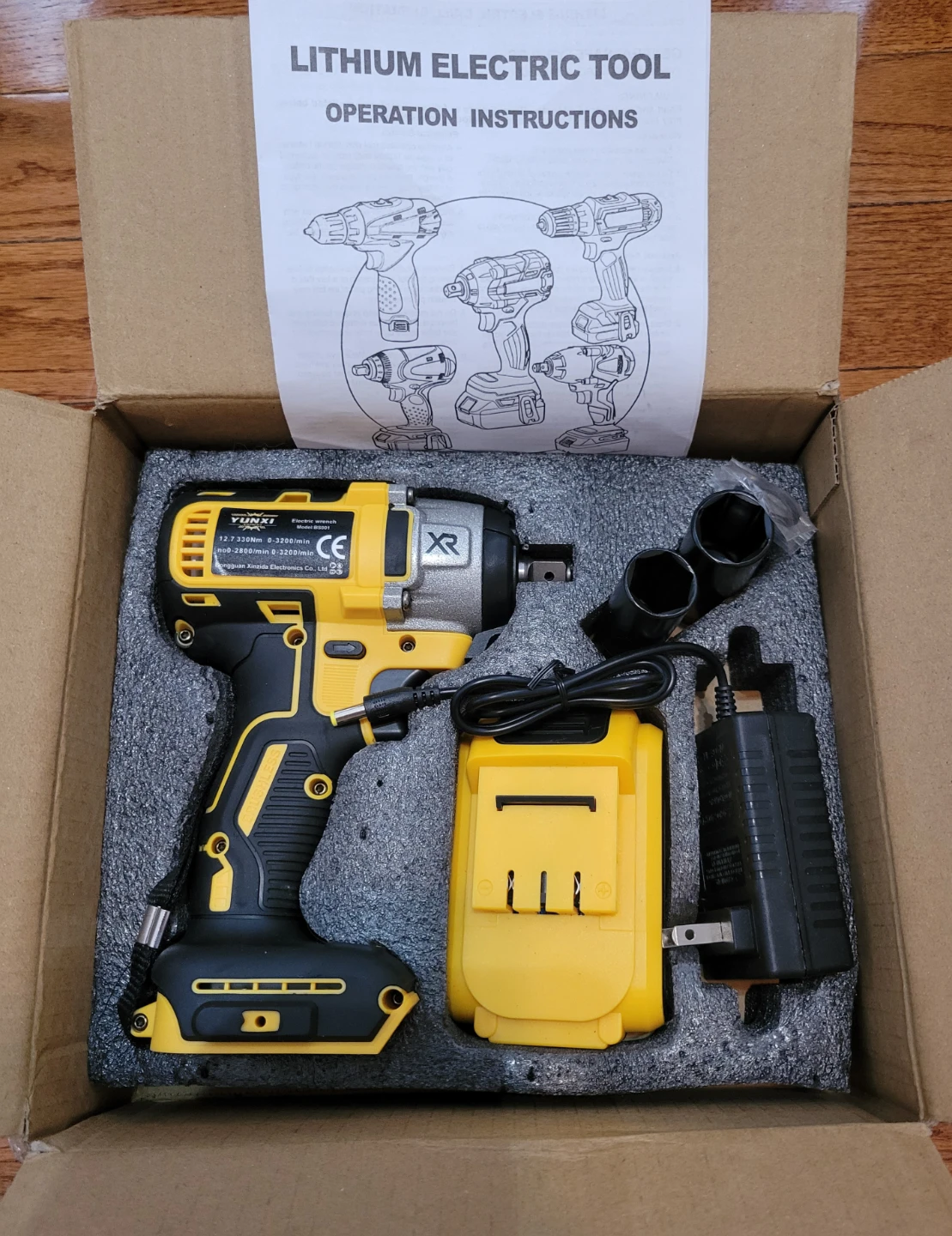 NEW Impact Wrench with 1 Battery 2.0Ah & 2 Sockets
