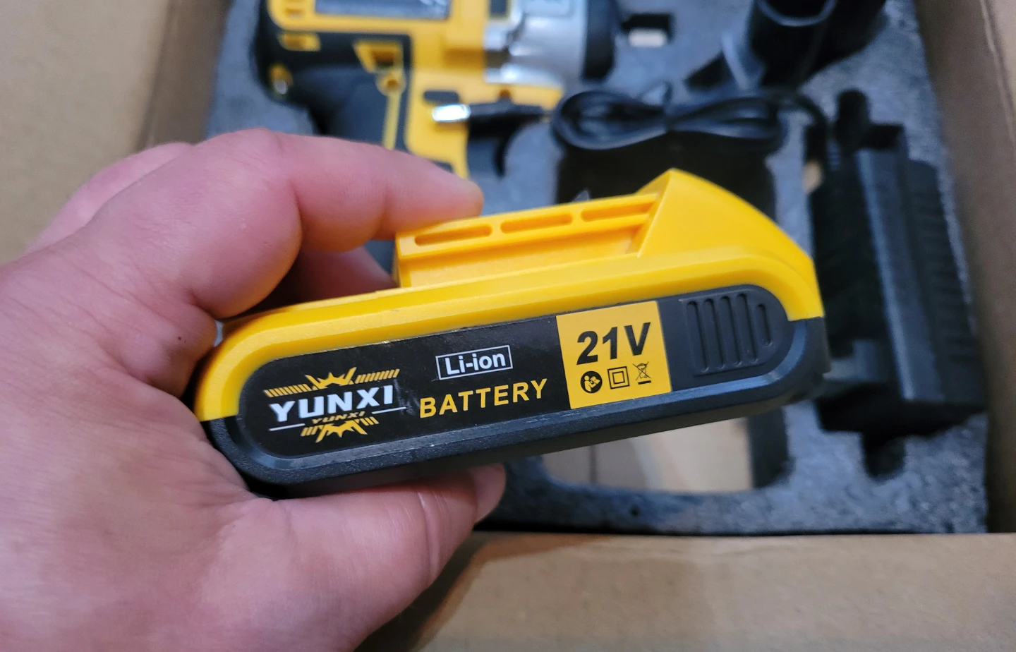 NEW Impact Wrench with 1 Battery 2.0Ah & 2 Sockets - photo 5