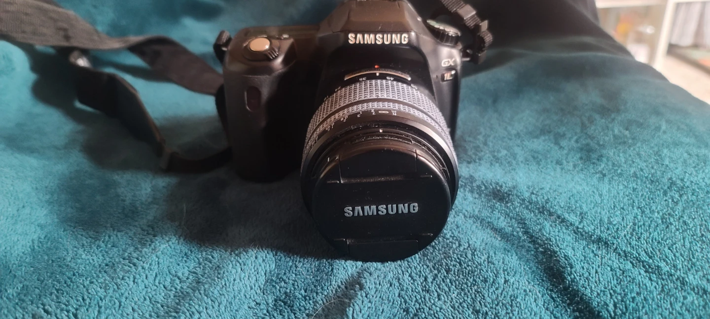 Samsung GX 1L Digital Camera D-SLR with 18-55mm Lens