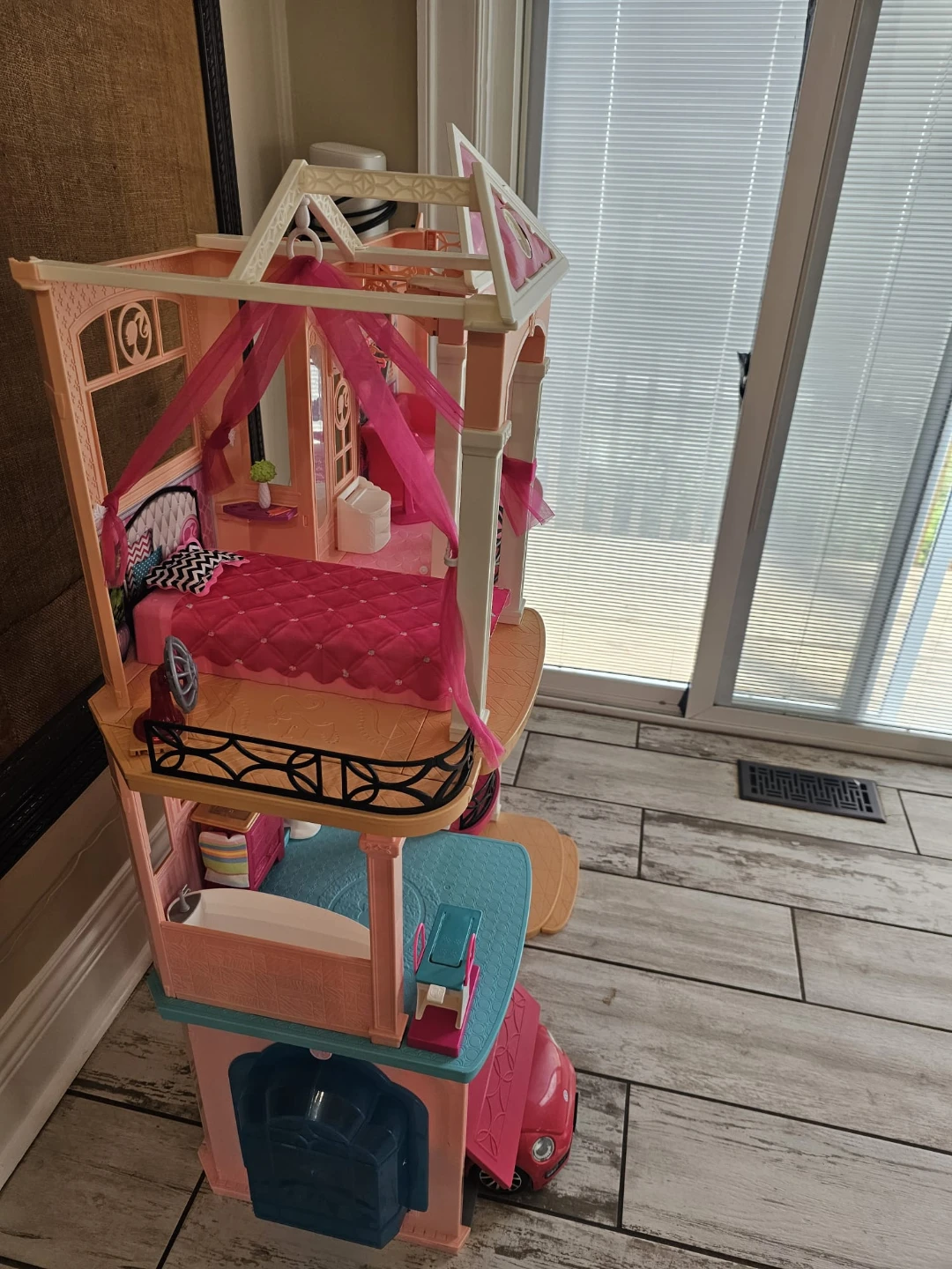 Barbie Dreamhouse Dollhouse with Accessories - photo 2