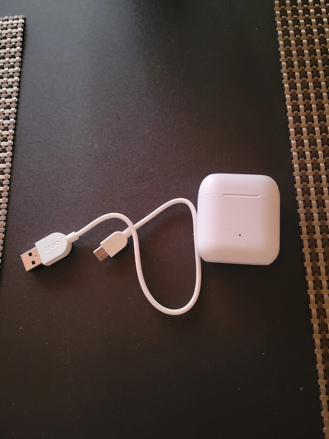 Onn Wireless  Earphones Charging Case & Charging Cable - photo 2