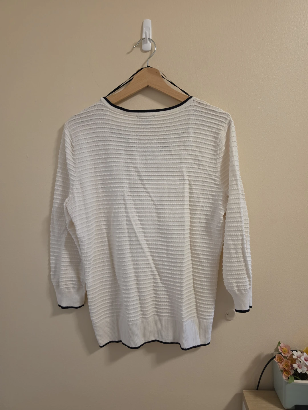White Cardigan with Black Trim size aM - photo 3