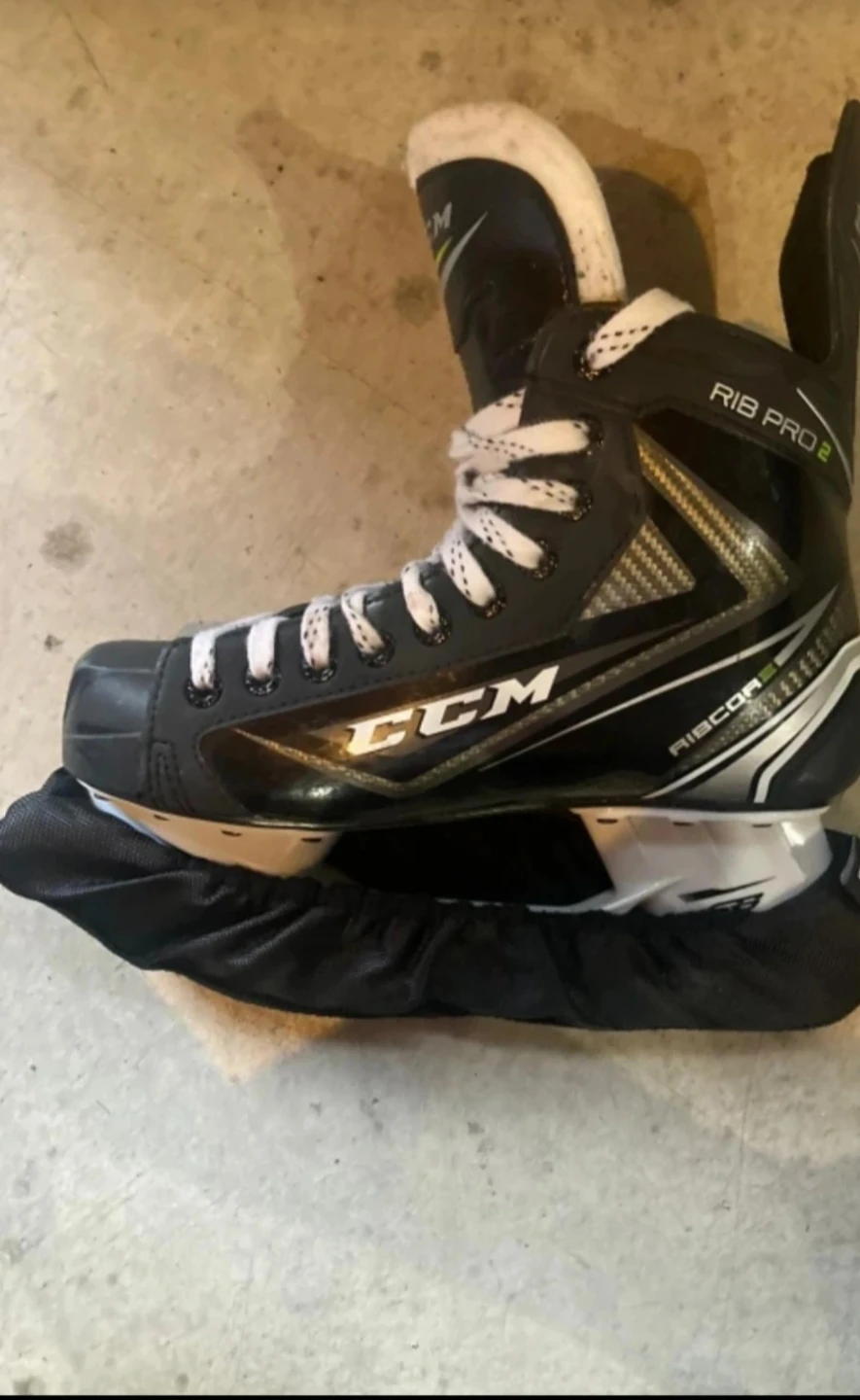 CCM Ribcor Pro 2 Hockey Skates - Size 4