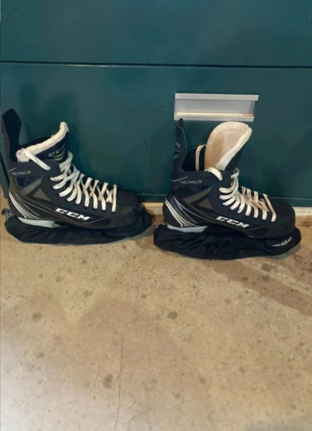 CCM Ribcor Pro 2 Hockey Skates - Size 4 - photo 3