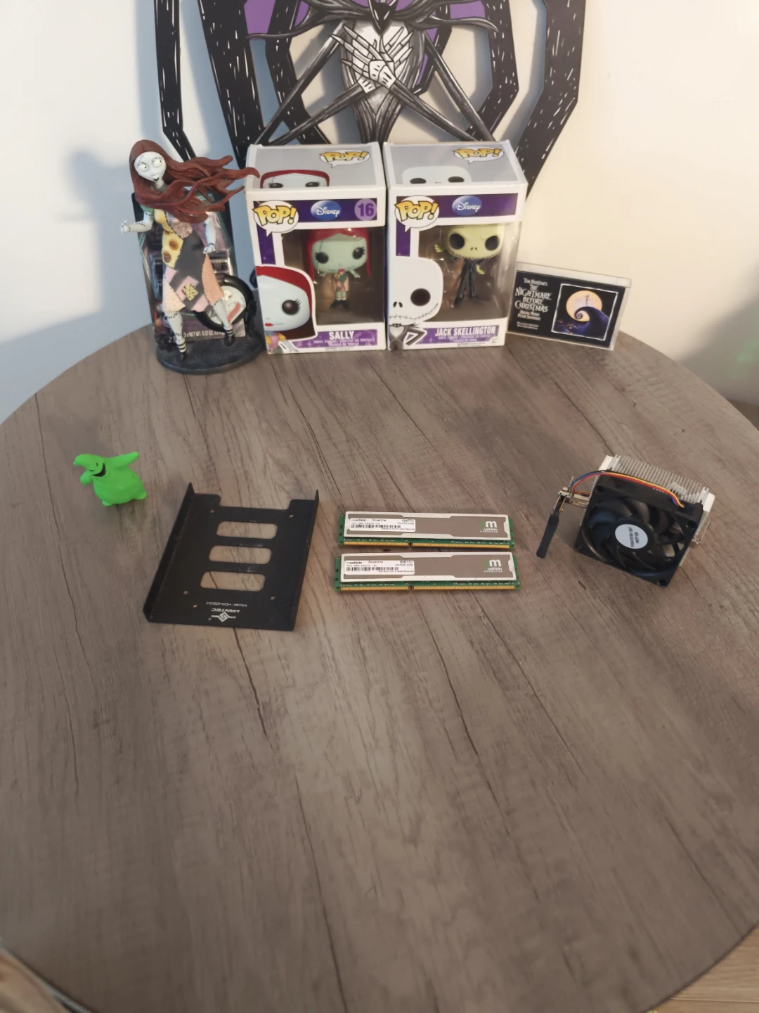 Old PC Components (DDR3 8GB Ram, AM3 CPU Fan, HDD Holder)