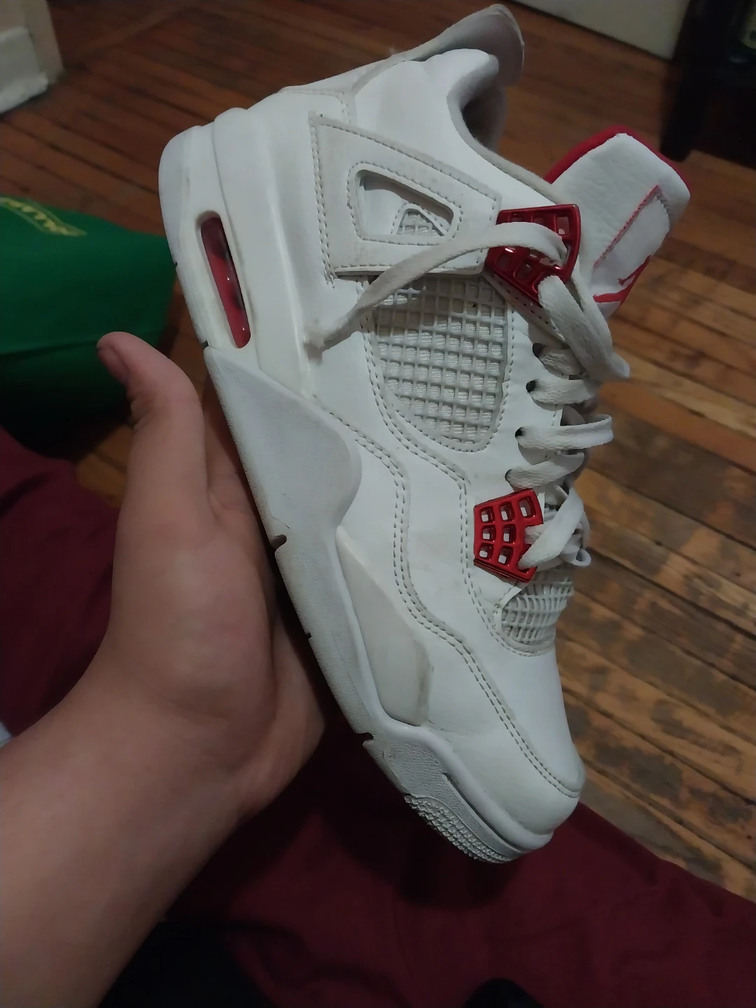 jordan 4 METALLIC RED I is like new this jordan is 700 new us 8