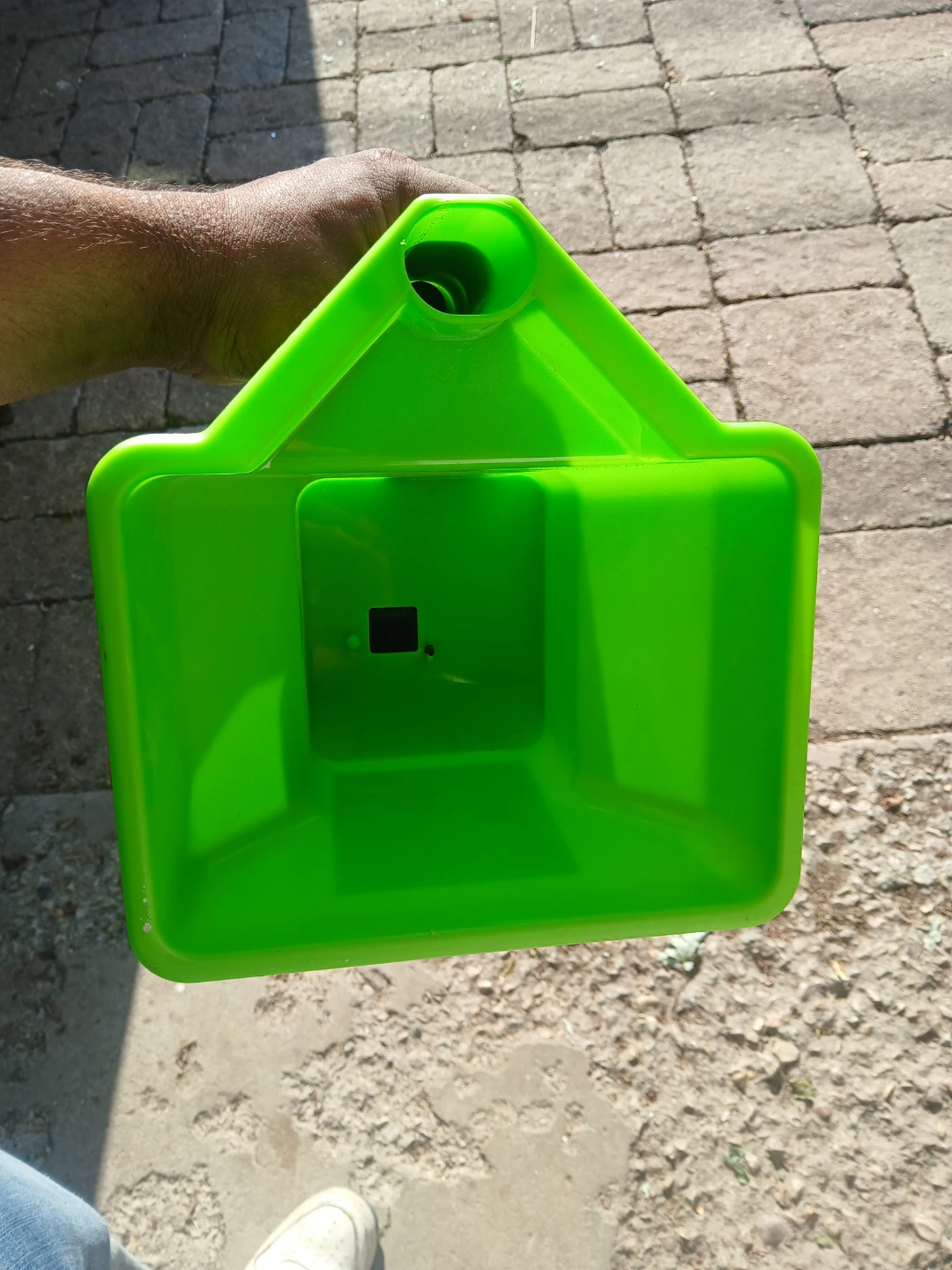 Green Handheld Spreader - 3 Quart Capacity - photo 3