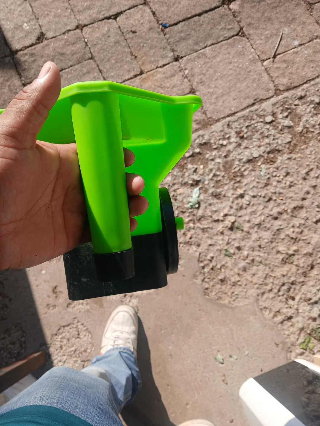 Green Handheld Spreader - 3 Quart Capacity - photo 4