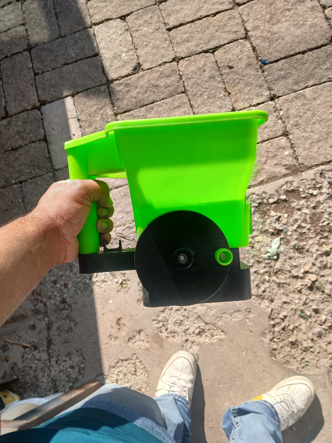 Green Handheld Spreader - 3 Quart Capacity - photo 5