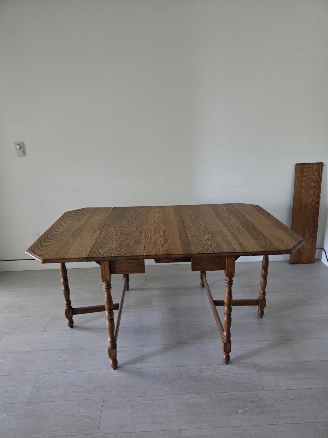 Urgently Selling - Vintage Red Oak Expandable Dining Table - photo 2